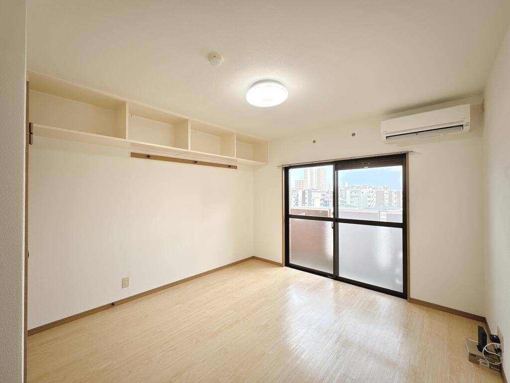 居室・リビング　南向きの7.5帖の居室。Wi－Fi、照明、エアコン等設備充実