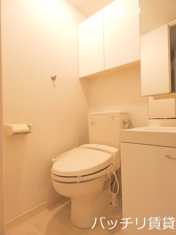 トイレ　別号室タイプの為、現状を優先致します。