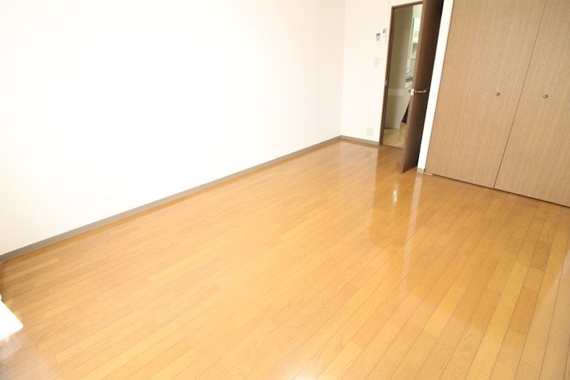 居室・リビング　日当たりの良い洋室