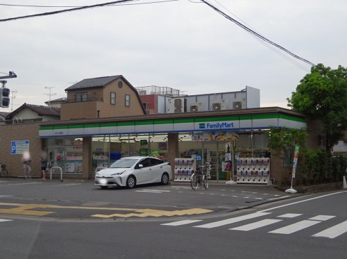 コンビニ　ファミリーマート江戸川上篠崎店（コンビニ）まで596m