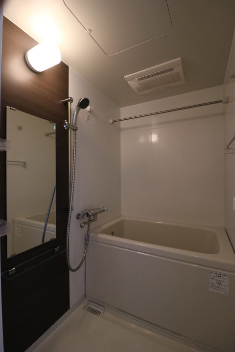 バス・シャワールーム　浴室乾燥機付きです！