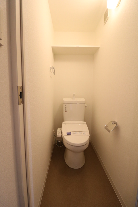 トイレ　上段に収納付きのトイレです！