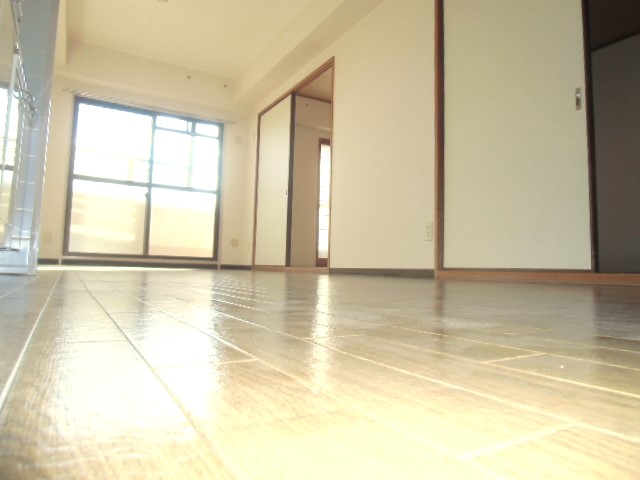 その他設備　陽当りの良い南向きのリビングです☆