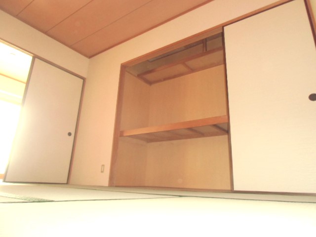 収納　壁一面に収納を完備した和室です☆