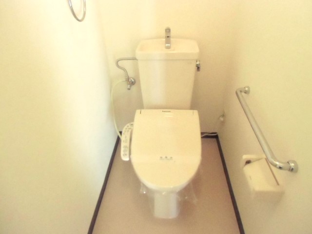 トイレ　温水洗浄機付きのトイレです☆