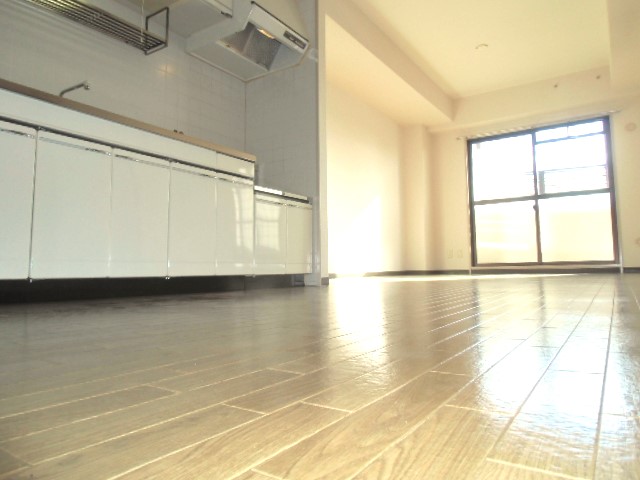 居室・リビング　陽当りの良い南向きのリビングです☆