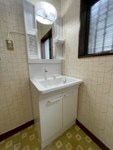 洗面設備　朝の支度に嬉しい独立洗面台です♪