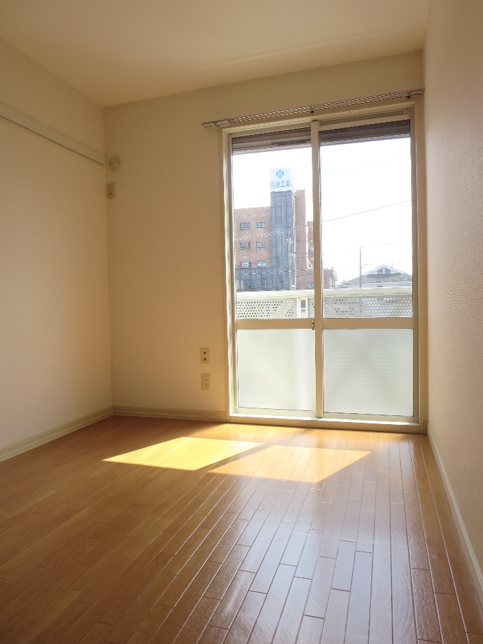 居室・リビング　洋室５．５帖2面採光陽当たり良好♪