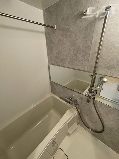 バス・シャワールーム　バスルームです