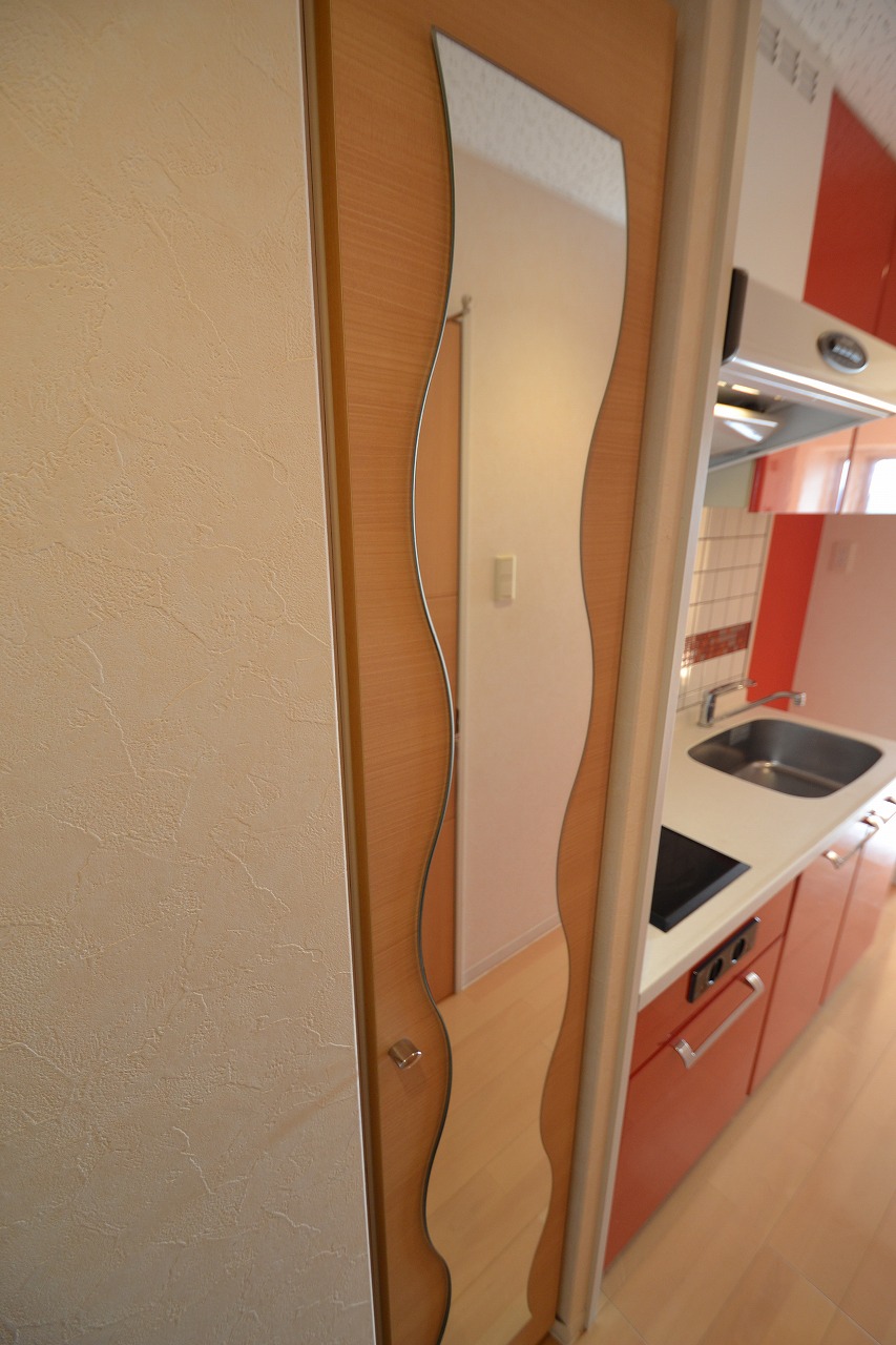 玄関　玄関まわりもスタイリッシュです＊号室・階数によって色味違いま