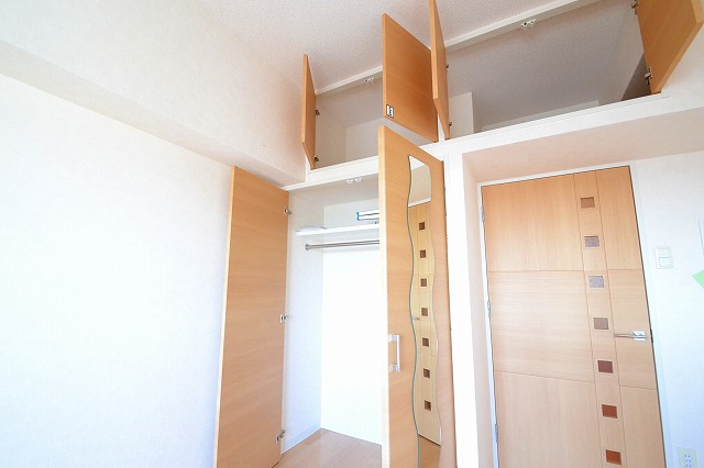 収納　鏡付のクローゼット＊号室・階数によって色味違います