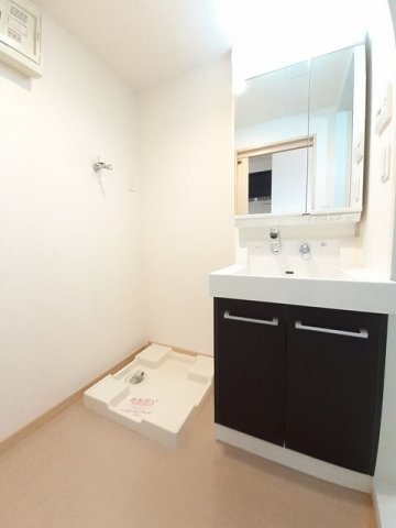 洗面設備　ゆったりとスペースのある洗面所