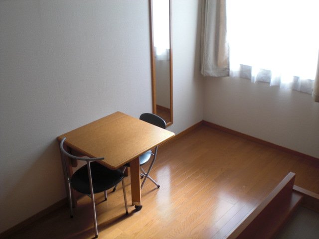 居室・リビング　椅子、折り畳みテーブル付き。