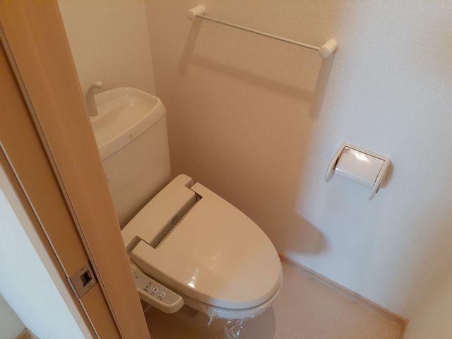 トイレ　温水洗浄便座機能付きのトイレです♪