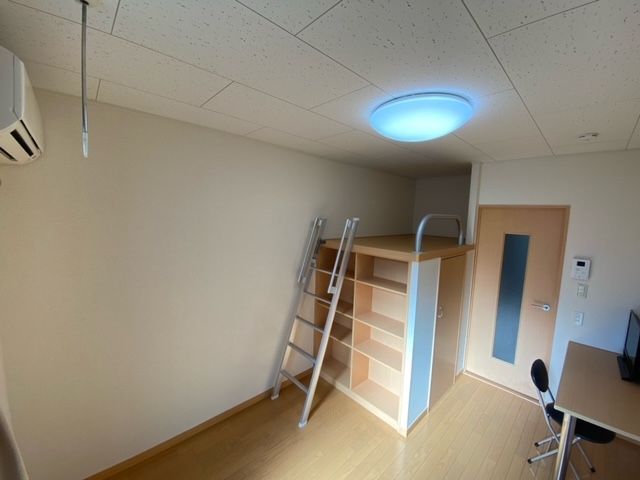 居室・リビング　1階はフローリング、2階は絨毯です