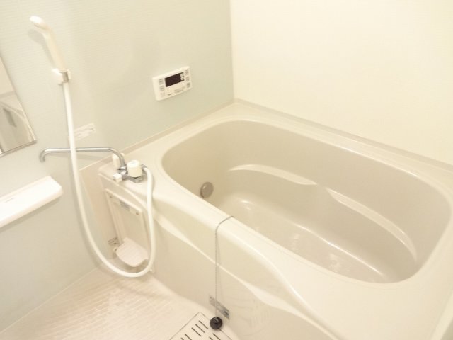 バス・シャワールーム　コンパクトで使いやすいお風呂です