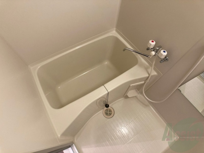バス・シャワールーム　バスルームは狭すぎず、シャワーも浴びやすそうです。
