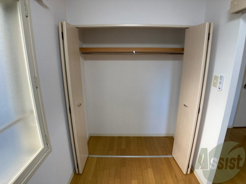 収納　クローゼットを開けてみました。奥行きがありますね。