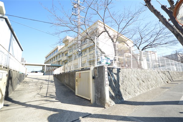 小学校　神戸市立神陵台小学校（小学校）まで121m