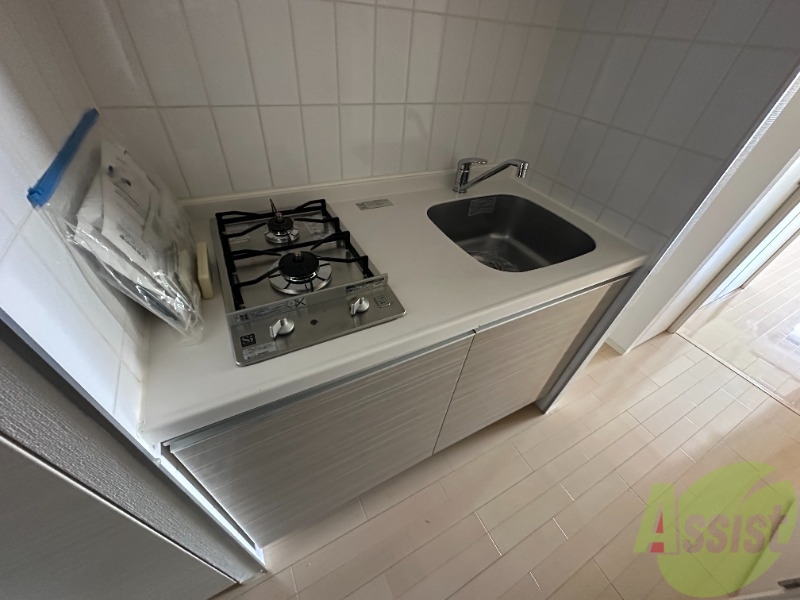 キッチン　２口ガスコンロ付きのシステムキッチンです。一人暮らしなら十分