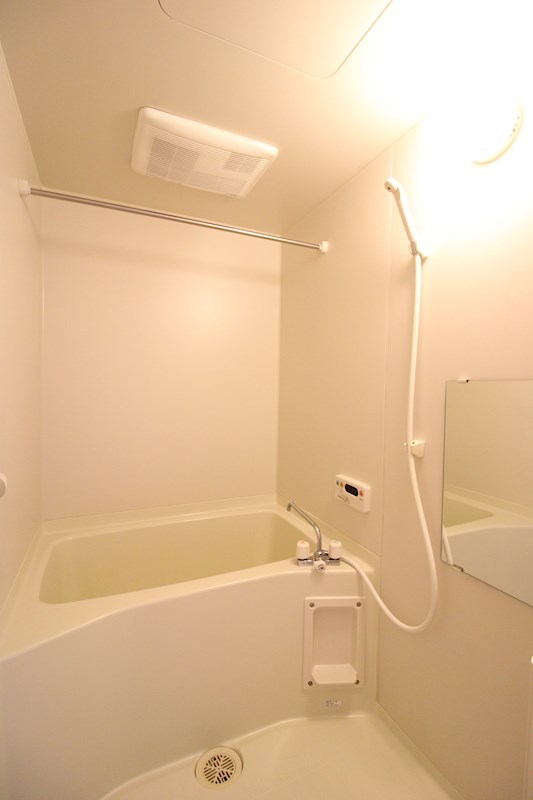 バス・シャワールーム　清潔感のあるお風呂