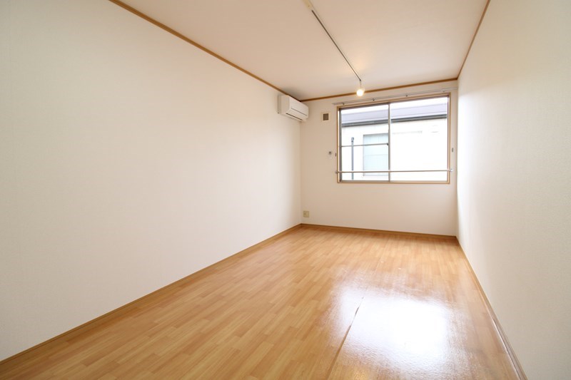 居室・リビング　8.9帖の洋室はエアコン完備しています◎