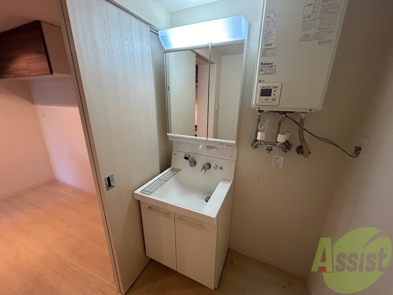 洗面設備　大きくて使いやすそうな独立洗面台になっています。