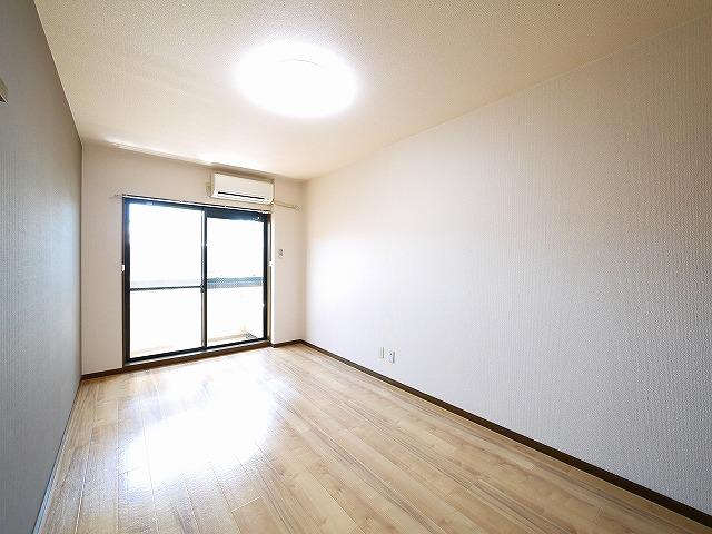 その他部屋・スペース　落ち着いた色調の寝室です