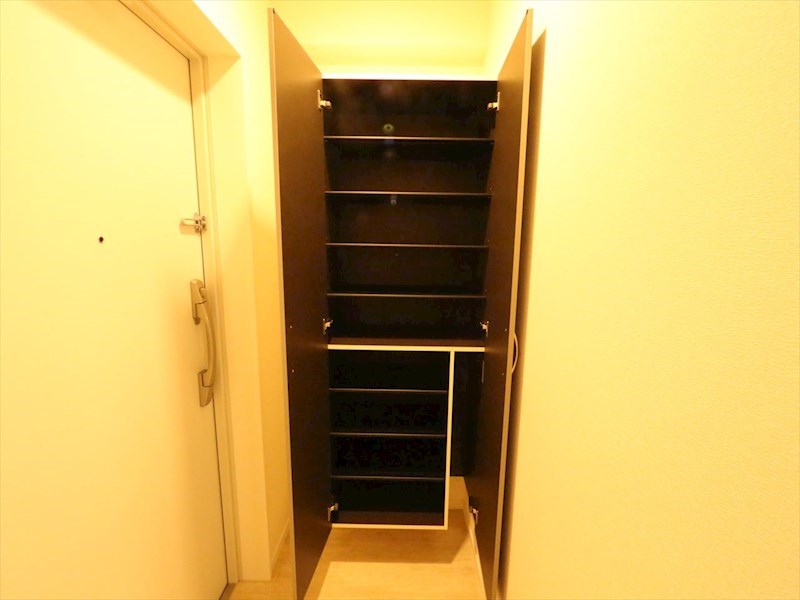 玄関　玄関　シューズボックス付（収納充実してます）