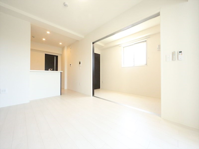 居室・リビング　ＬＤＫ10.9帖　洋室4帖　つなげても仕切っても使えます