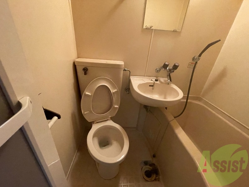 トイレ　鏡付きの洗面台です。