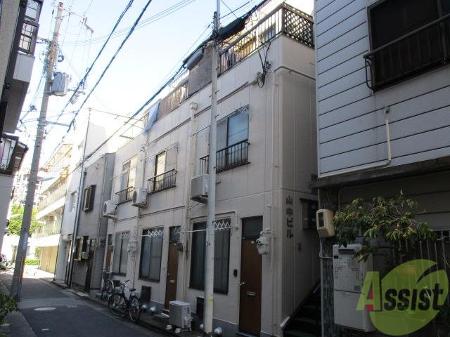 建物外観　上の階はルーフバルコニーになってます。