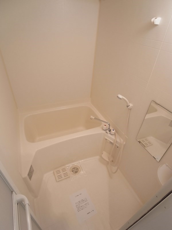 バス・シャワールーム　※同タイプの他のお部屋です