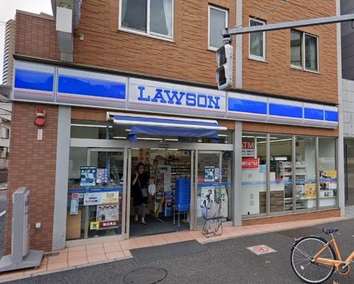 コンビニ　ローソン 市谷仲之町店（コンビニ）まで261m