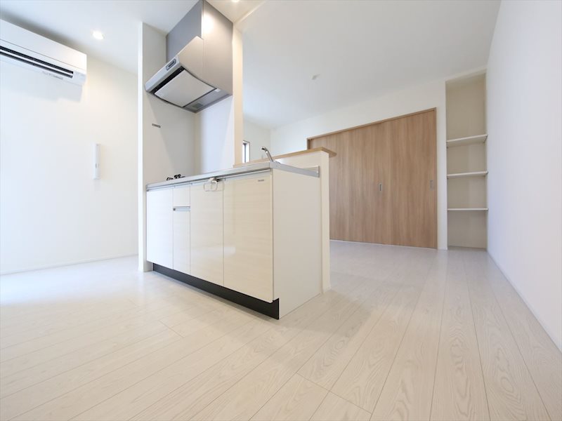 居室・リビング　LDK12.8帖　システムキッチン（2口ガスコンロ）