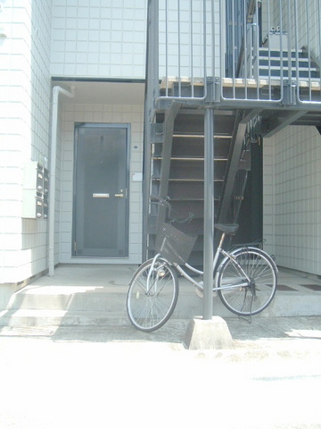 エントランス　お隣が気になりにくい中階段式