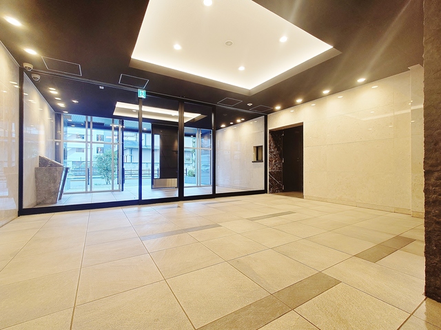 ロビー　宅配ＢＯＸ・防犯モニター付きエレベーター