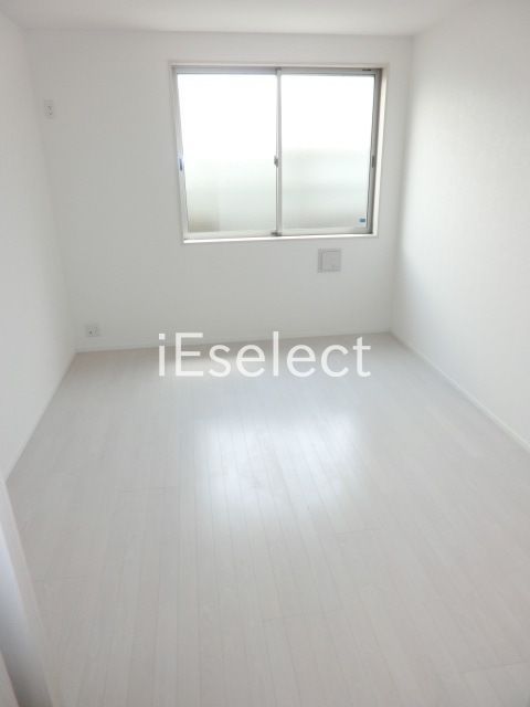 居室・リビング　白を基調としたキレイなお部屋