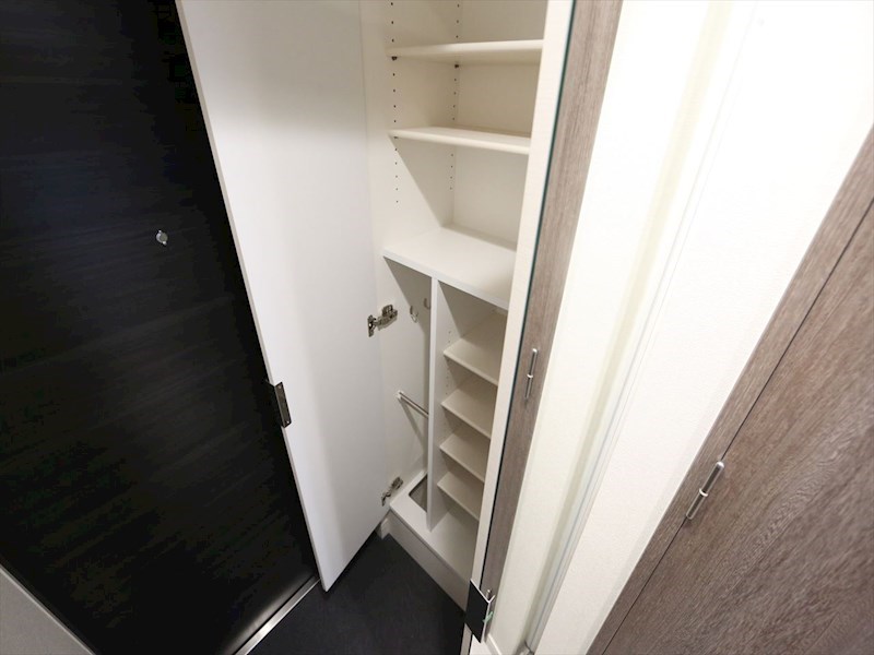 玄関　玄関　シューズボックス付（収納充実してます）