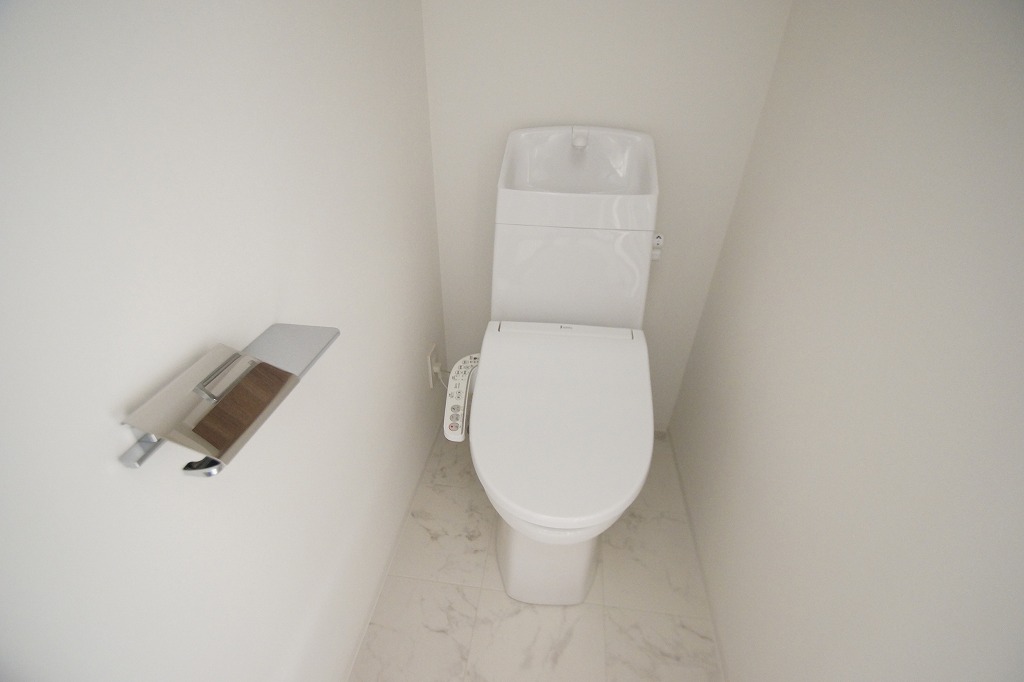 トイレ　温水洗浄便座です。