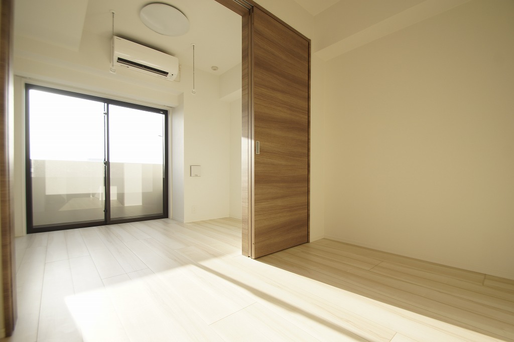 居室・リビング　優しい色合いの床材を使用した居住空間です。