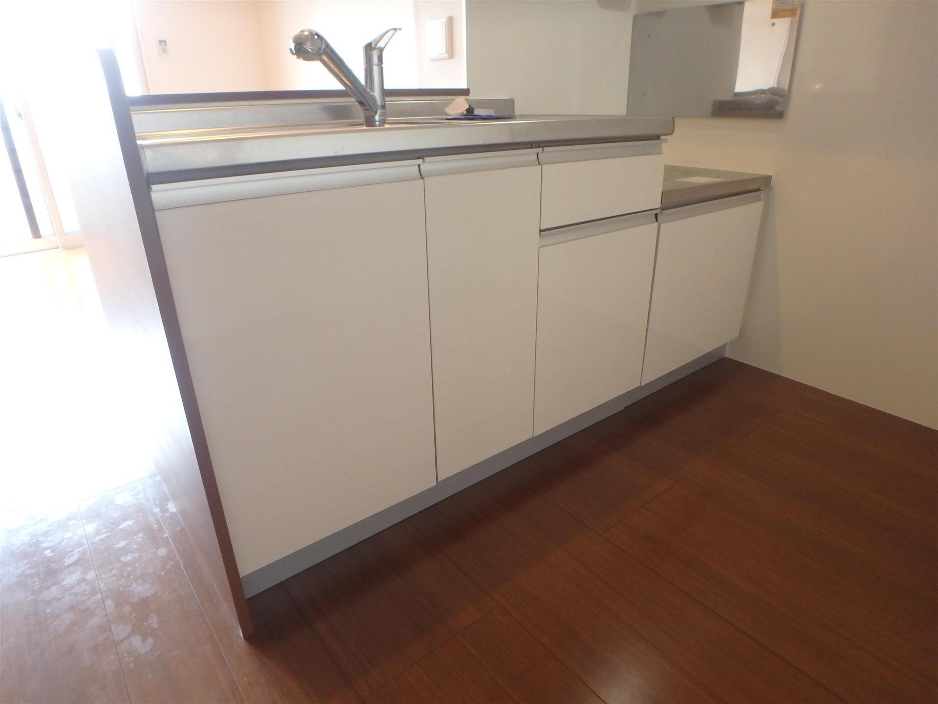 キッチン　同タイプの室内（反転）