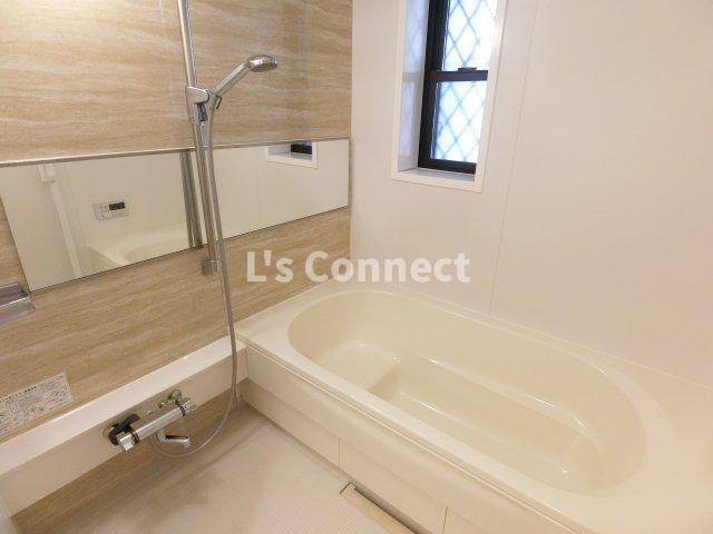 バス・シャワールーム　足を伸ばして入れる１坪浴室。追焚き、浴室乾燥付き。