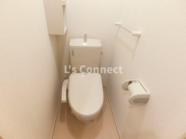 トイレ　温水洗浄便座付きのトイレ。