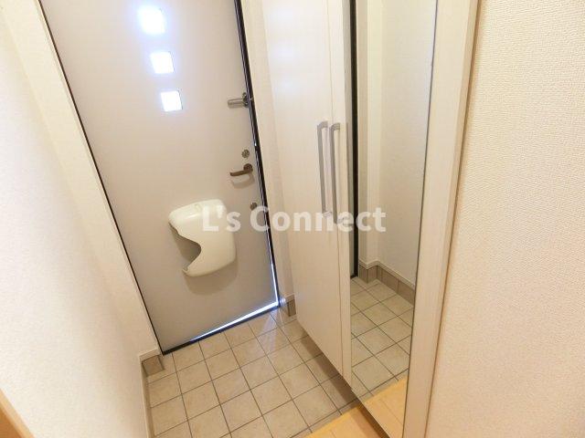 玄関　背の高い下駄箱には鏡付きで身だしなみチェック。