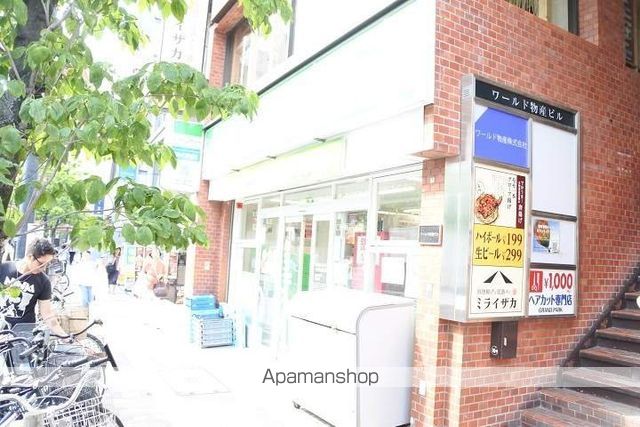 コンビニ　ファミリーマート（コンビニ）まで100m