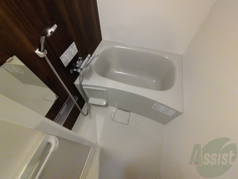 バス・シャワールーム　こちらはお風呂。一日の疲れをここで癒してください。