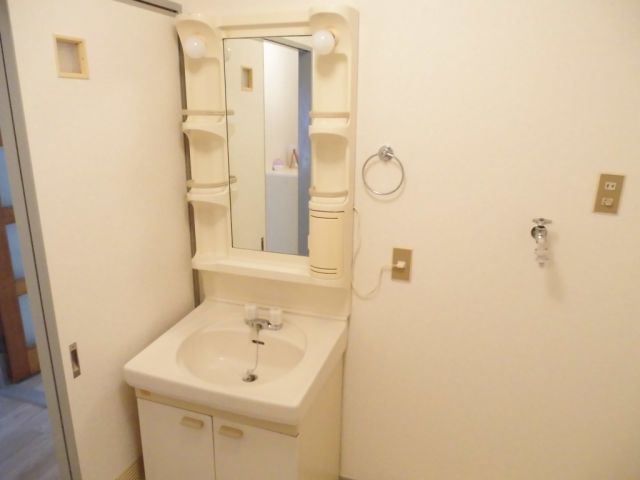 洗面設備　鏡が大きく棚もあって使いやすい！