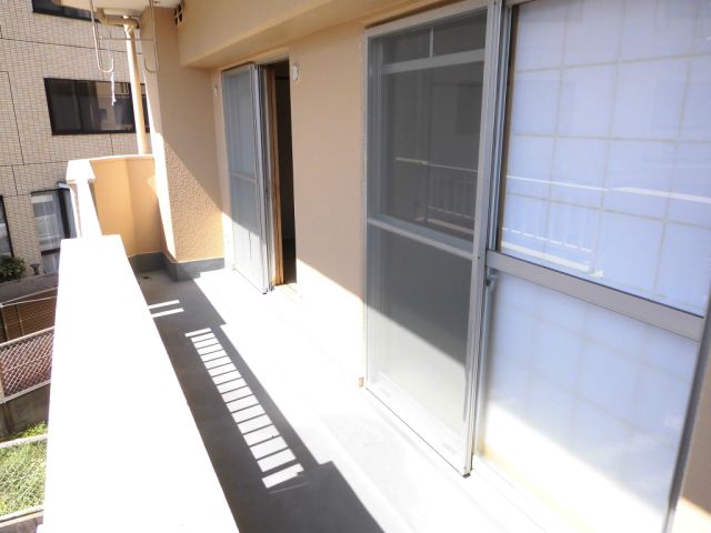 バルコニー　便利！洗濯竿をひっかける設備がついています。