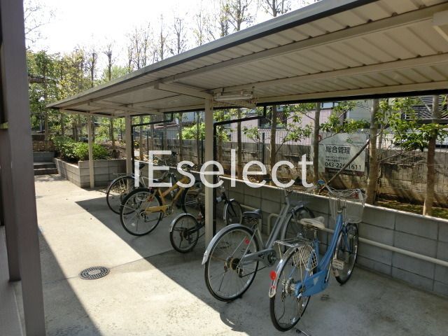 その他共有部分　屋根付きの駐輪場です。